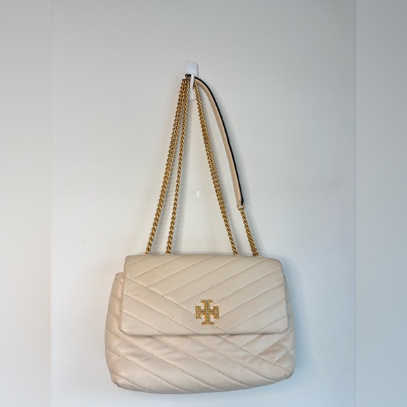 Tory Burch Quilted Cream Shoulder Bag with Gold Chain - Picture 9 of 11